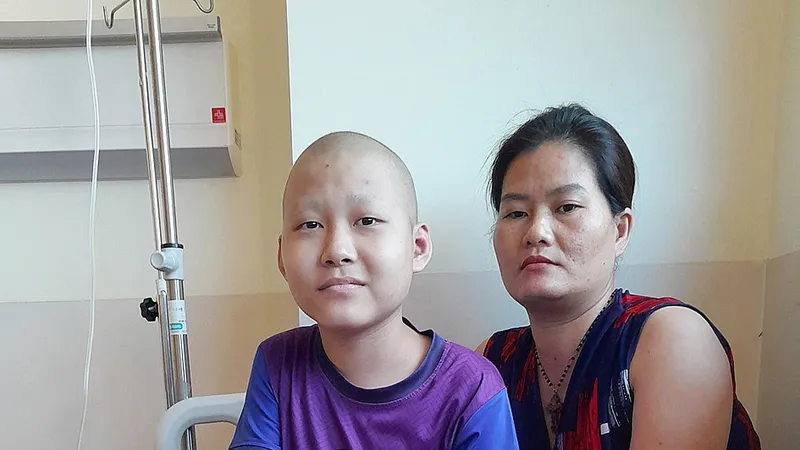 Mẹ đơn thân nuôi con ung thư 