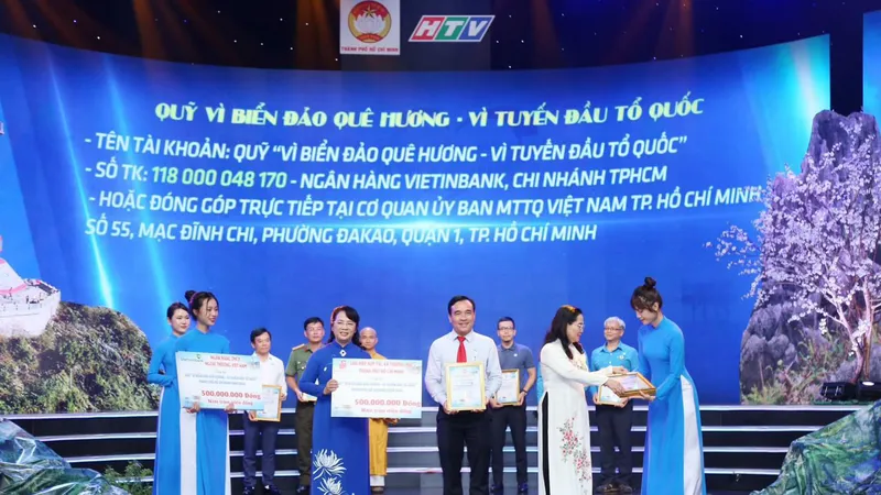 Đại diện Saigon Co.op ủng hộ Quỹ “Vì biển đảo quê hương - Vì tuyến đầu Tổ quốc”