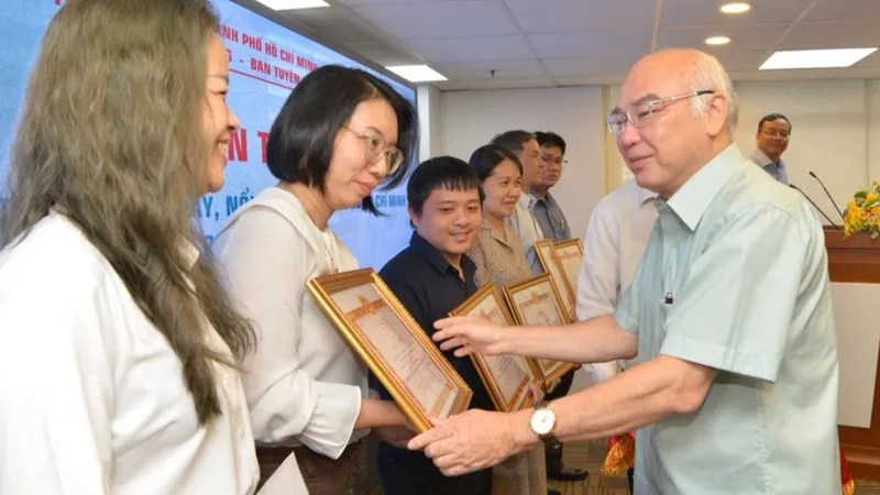 Khen thưởng 40 tác phẩm báo chí hay, nổi bật về TPHCM
