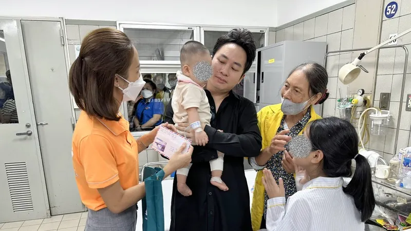 Sáng 15-9, ca sĩ Tùng Dương vào Bệnh viện Bạch Mai trực tiếp thăm hỏi 25 nạn nhân đang điều trị sau vụ hỏa hoạn.