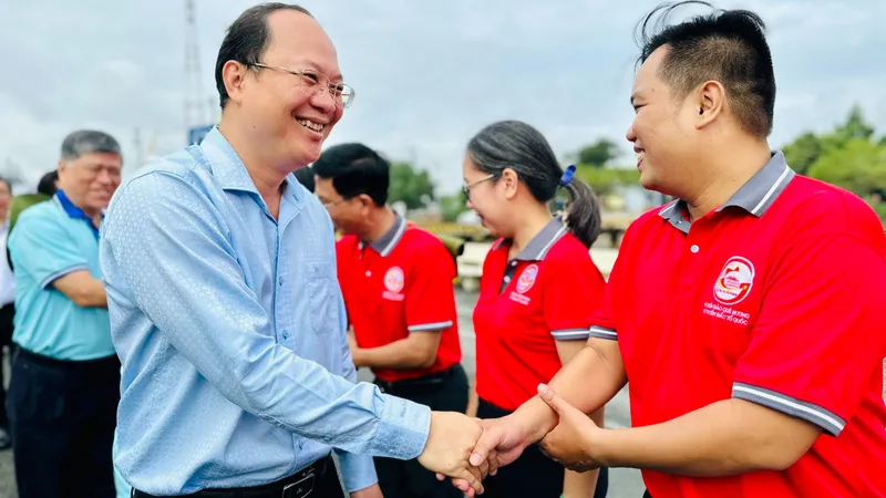 Đoàn đại biểu TPHCM thăm cán bộ, chiến sĩ, nhân dân trên các đảo Tây Nam, nhà giàn DK1/10