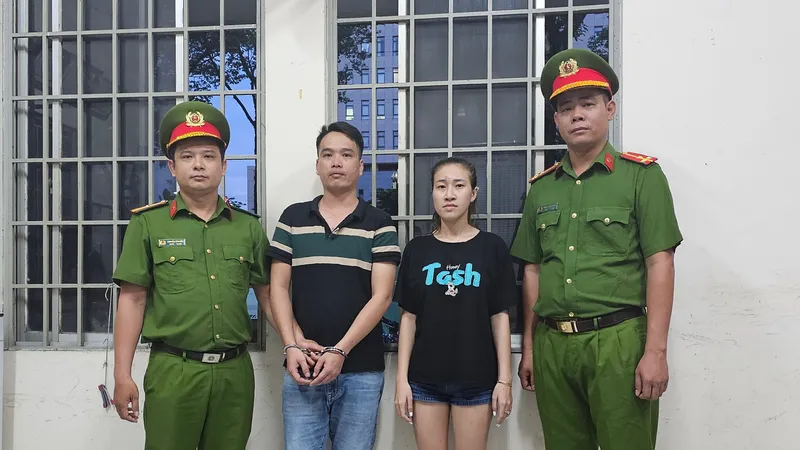Liêm và Vân Anh tại cơ quan công an 