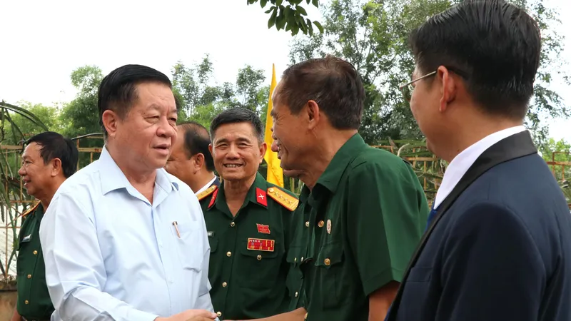 Đồng chí Nguyễn Trọng Nghĩa, Bí thư Trung ương Đảng, Trưởng Ban Tuyên giáo Trung ương, thăm hỏi cựu chiến binh tỉnh Bình Phước vào ngày 10-8-2023. Ảnh: CTV