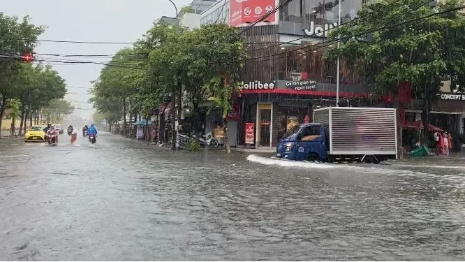 Đà Nẵng: Mưa lớn kéo dài, đường ngập, giao thông hỗn loạn
