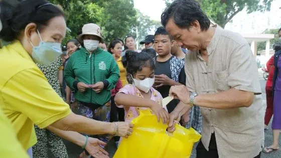 Chăm lo hàng ngàn thiếu nhi mồ côi, khuyết tật, có hoàn cảnh khó khăn vui Tết Trung thu 