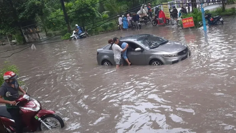Bình Dương: Mưa lớn kết hợp triều cường, nhiều tuyến đường ngập như sông 