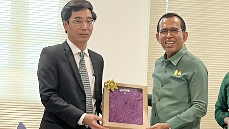 Ông Amnuay Pinsuwan, Phó Tỉnh trưởng tỉnh Phuket tặng quà lưu niệm cho Phó Chủ tịch UBND TP Đà Nẵng Trần Chí Cường