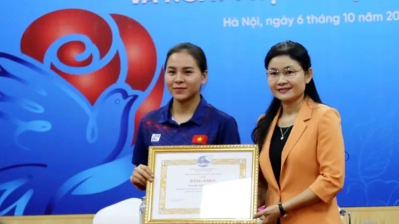 Đại diện Trung ương Hội LHPN Việt Nam đã tổ chức trao bằng khen cho nữ xạ thủ Trịnh Thu Vinh