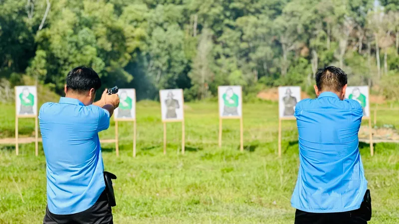 Cán bộ chiến sĩ tập huấn bắn súng. Ảnh: CHÍ THẠCH 