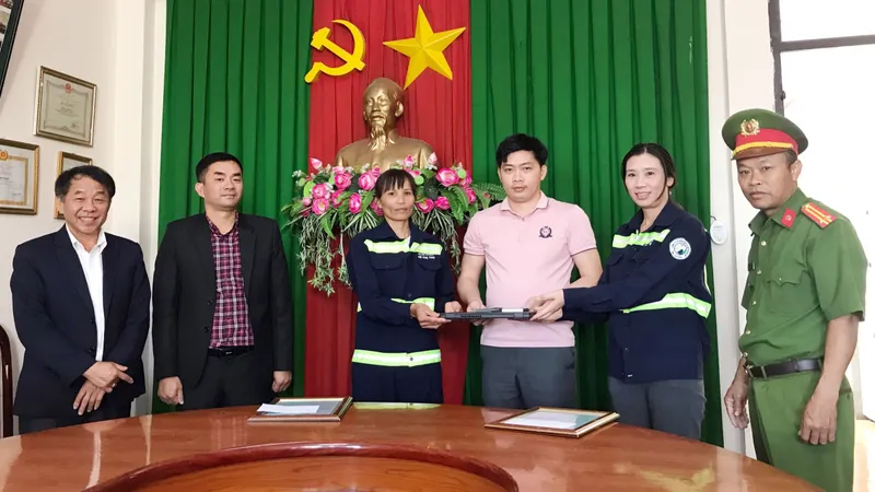 Đà Lạt: Nhặt ba lô chứa cọc USD, công nhân tìm người trả lại