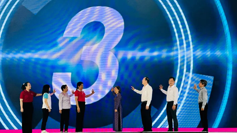 Phó Bí thư Thành ủy TPHCM Nguyễn Hồ Hải cùng lãnh đạo các đơn vị hưởng ứng Lễ phát động “Tháng cùng Phụ nữ hành động”. Ảnh: CHÍ THẠCH