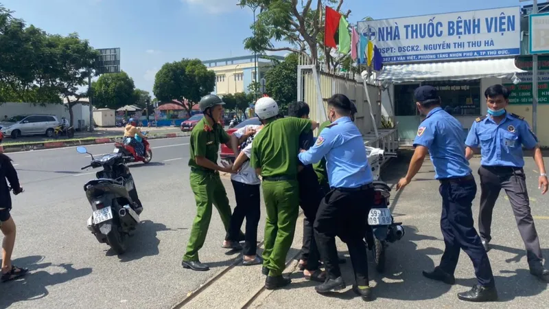 Công an cùng bảo vệ khống chế người nhà bệnh nhân gây rối ở Bệnh viện Lê Văn Việt