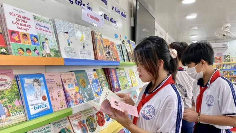 TPHCM: Bàn giao gần 13.000 cuốn sách cho thư viện quận huyện