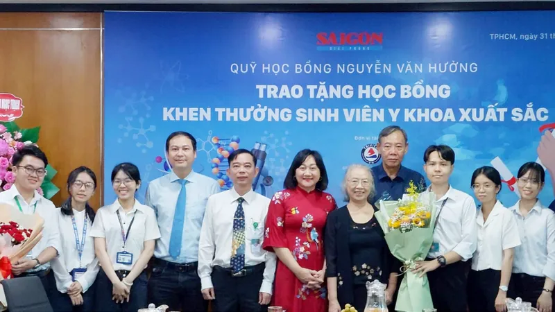Ban tổ chức chụp ảnh lưu niệm cùng sinh viên nhận học bổng. Ảnh: VIỆT NGA