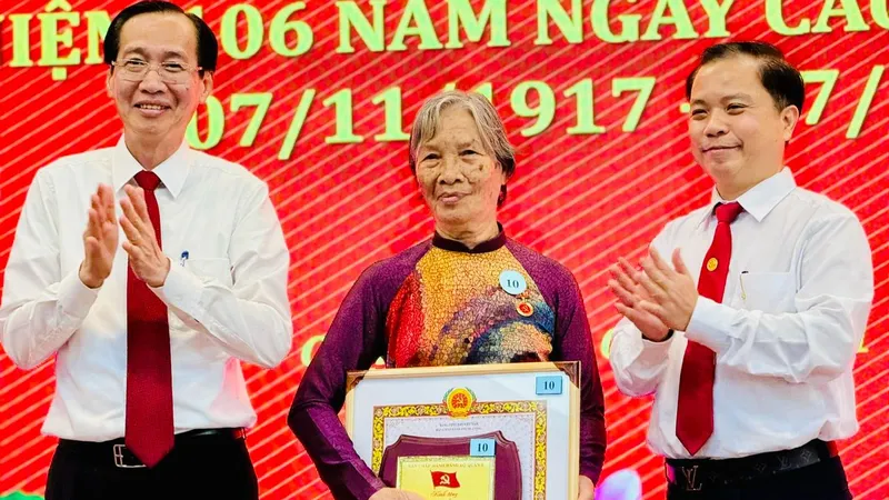 Trưởng Ban Nội chính Thành ủy TPHCM Lê Thanh Liêm và Bí thư Quận ủy quận 6 Ma Xuân Việt trao Huy hiệu Đảng cho đảng viên cao tuổi. Ảnh: CHÍ THẠCH