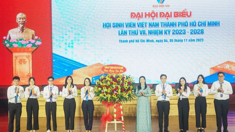 Thành ủy TPHCM tặng hoa chúc mừng đại hội. Ảnh: CHÍ THẠCH