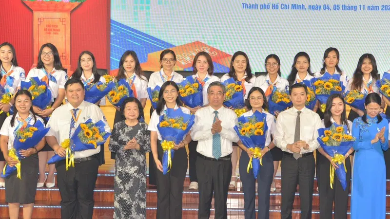 Ban chấp hành Hội Sinh viên Việt Nam TPHCM lần thứ VII, nhiệm kỳ 2023-2028 ra mắt nhận nhiệm vụ tại đại hội. Ảnh: CAO THĂNG
