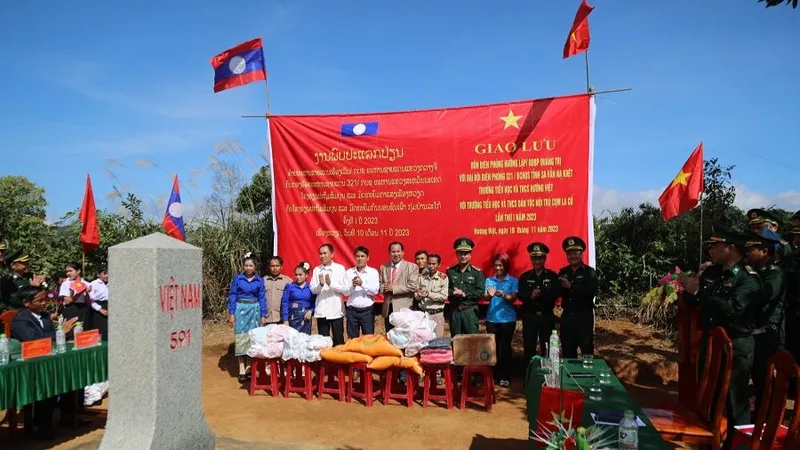 Tặng quà người dân khu vực biên giới Việt Nam - Lào