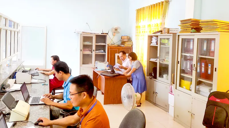 Bộ phận một cửa xã Trường Thủy, huyện Lệ Thủy, tỉnh Quảng Bình buổi sáng làm việc tại trụ sở xã Văn Thủy, buổi chiều về làm việc tại trụ sở xã Trường Thủy. Ảnh: MINH PHONG