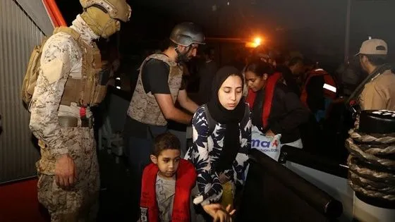Công dân Arab Saudi và các nước khác rời cảng Sudan ngày 22-4. Ảnh: Reuters
