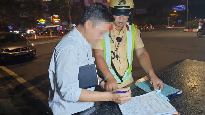 Không ít người vi phạm tìm cách “xin bỏ qua”