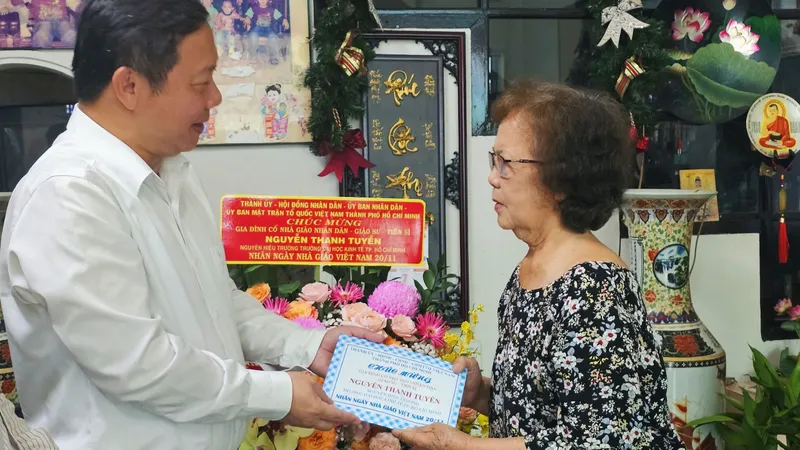 Phó Chủ tịch UBND TPHCM Dương Anh Đức thăm các nhà giáo tiêu biểu 