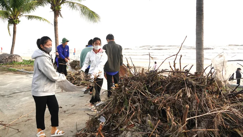 2.000 thanh niên Đà Nẵng dọn rác bãi biển sau mưa lũ
