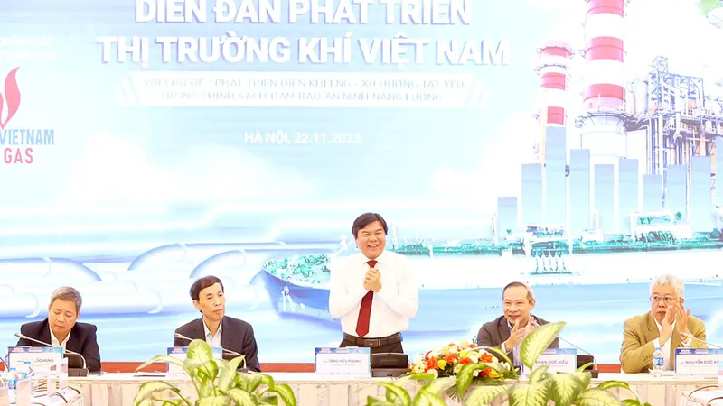 Tổng Biên tập Báo Sài Gòn Giải Phóng Tăng Hữu Phong cùng các đại biểu chủ trì diễn đàn. Ảnh: QUANG PHÚC