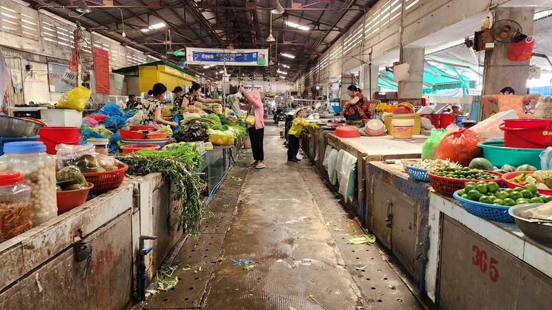 Tăng kiểm tra hàng hóa tại chợ truyền thống