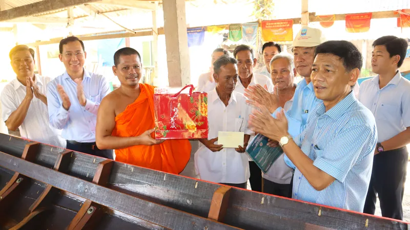 Thăm, tặng quà các đội đua ghe ngo