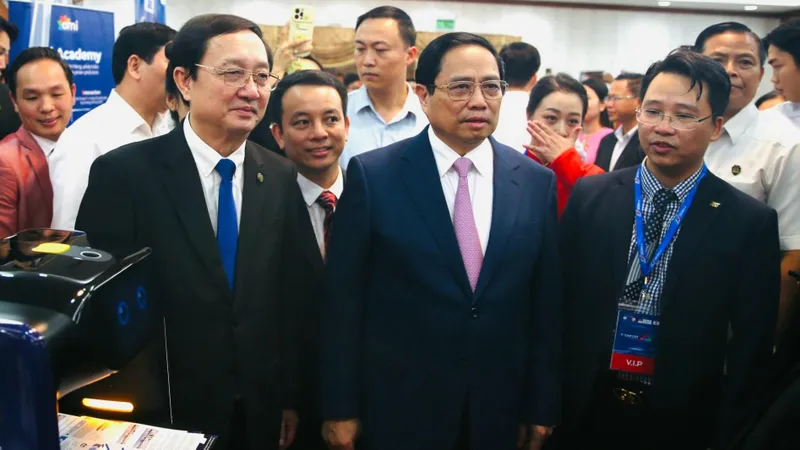 Thủ tướng Phạm Minh Chính tham quan các gian hàng tại chương trình Dấu ấn Techfest - Whise năm 2023