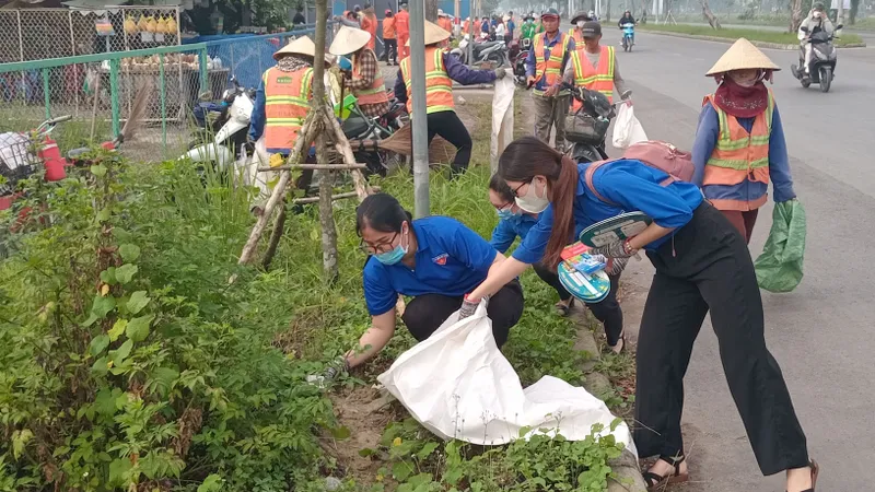 Bình Chánh ra quân xử lý các "điểm đen" rác thải