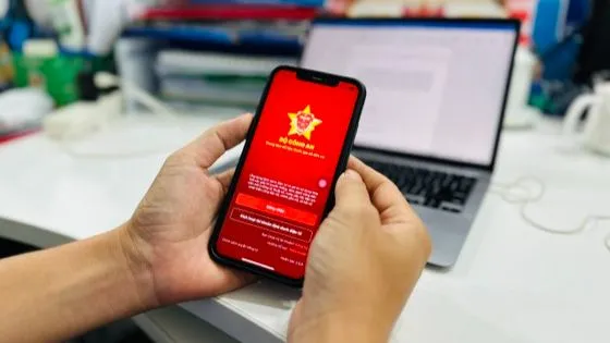 Cảnh giác với người lạ gọi điện kích hoạt dùm định danh điện tử mức 2. Ảnh: TRUNG DŨNG