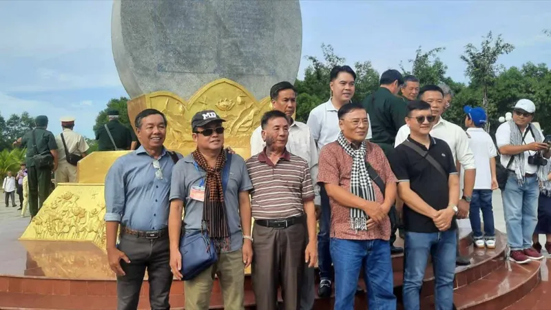 Tham quan tuyến đường, cụm di tích hành trình qua Việt Nam tìm đường cứu nước của nguyên Thủ tướng Hun Sen