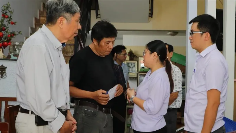 Thăm hỏi, trao 45 triệu đồng hỗ trợ gia đình 2 nạn nhân tử vong trong vụ cháy