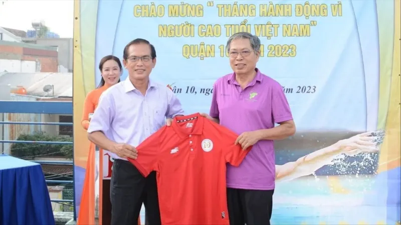 Giao lưu Ngày hội xuống nước nhân Tháng hành động vì người cao tuổi Việt Nam
