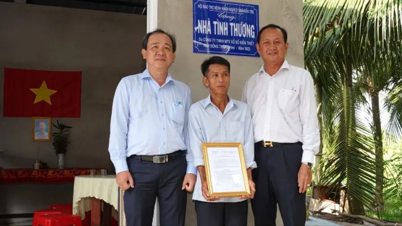 Công ty XSKT Đồng Tháp trao 10 căn nhà tình thương cho hộ nghèo, cận nghèo tỉnh Bến Tre
