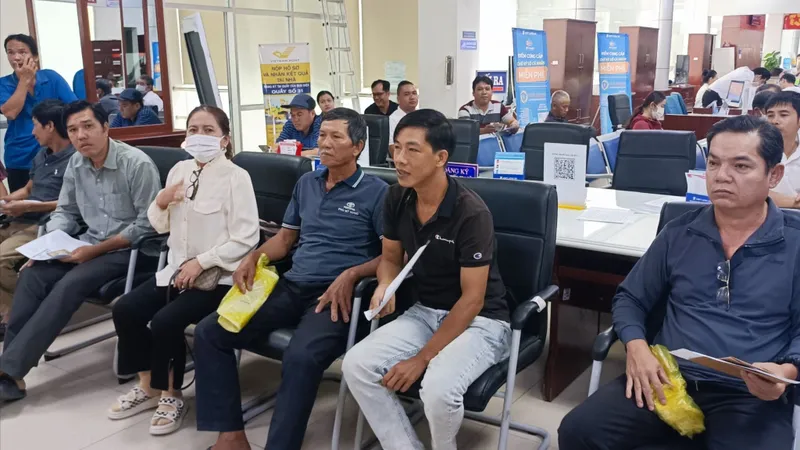Nghe tin đồn, đổ xô đi đổi giấy phép lái xe 