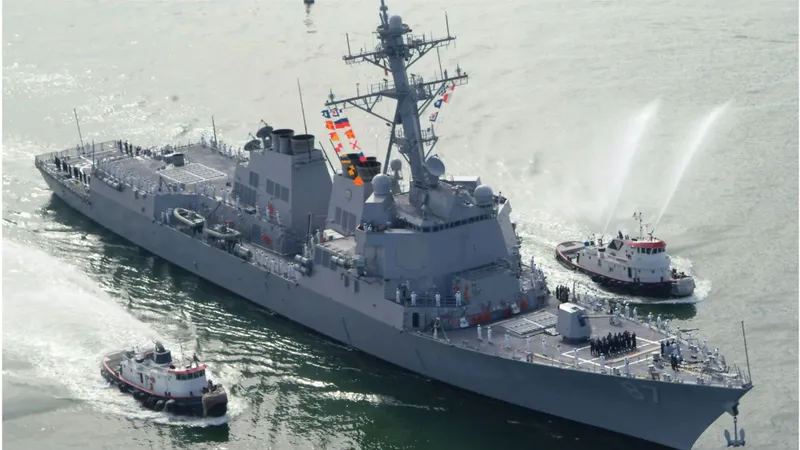 Tàu khu trục USS Mason của Hải quân Mỹ đã có mặt kịp thời và hỗ trợ. Ảnh: REUTERS