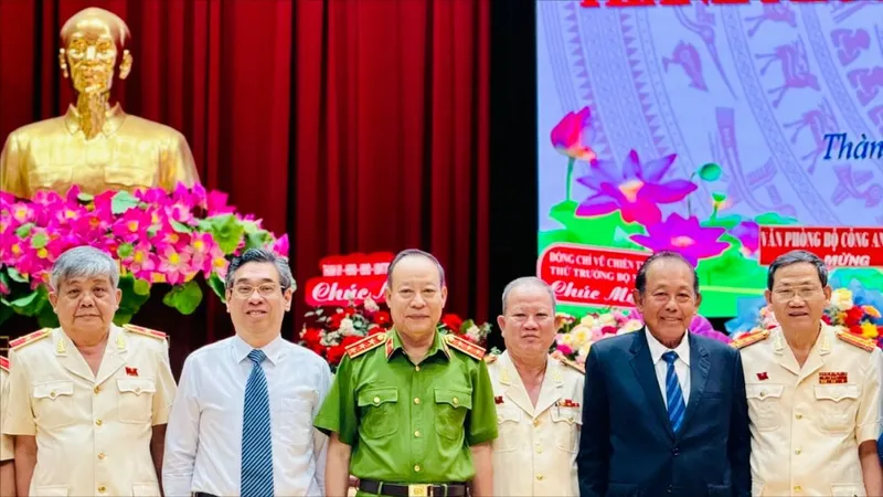 Lãnh đạo Nhà nước, TPHCM chụp hình lưu niệm với Hội Cựu Công an nhân dân TPHCM