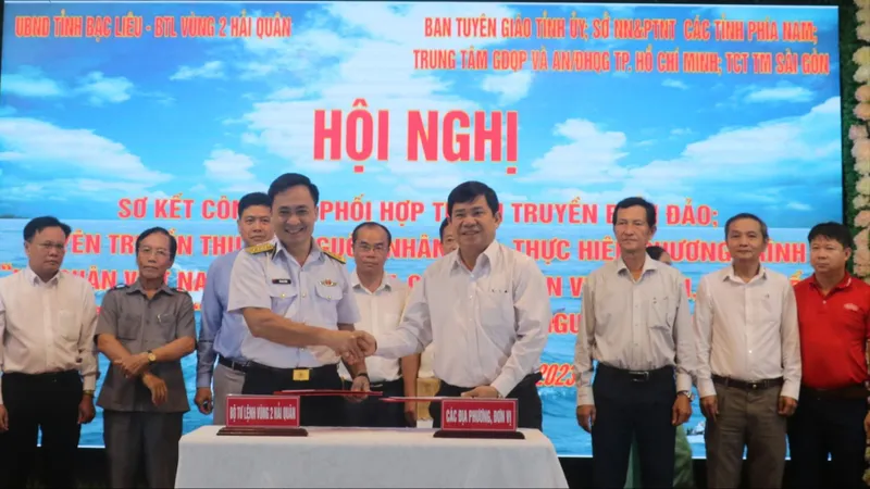 Hải quân Việt Nam - Điểm tựa cho ngư dân vươn khơi, bám biển