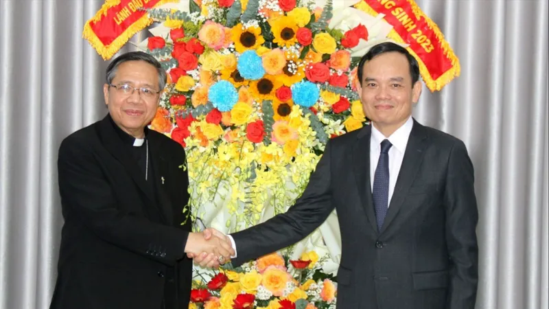 Phó Thủ tướng Trần Lưu Quang chúc mừng Giáng sinh Giám mục Giáo phận Phan Thiết Giuse Đỗ Mạnh Hùng