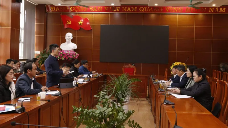 Đình chỉ hiệu trưởng để 11 học sinh chia nhau bữa sáng với 2 gói mì tôm