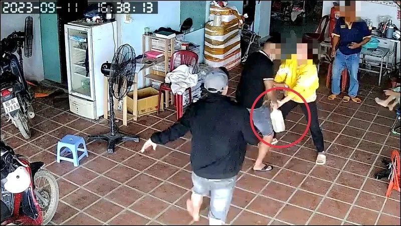 Vụ việc được camera ghi lại