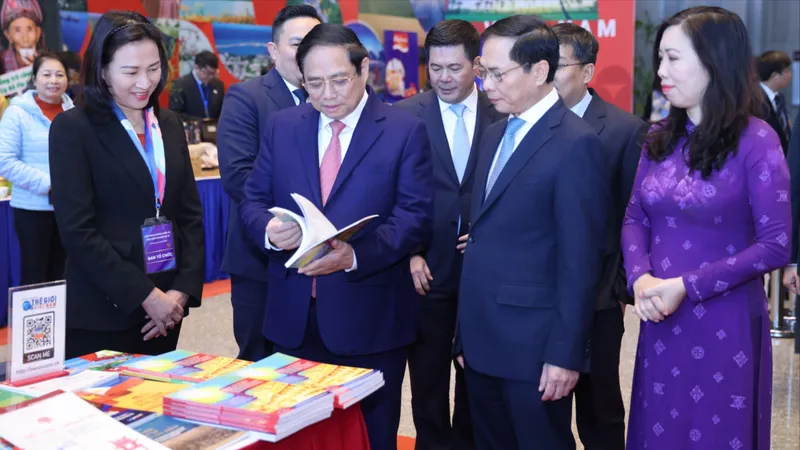 Thủ tướng Phạm Minh Chính tham quan gian trưng bày tại phiên toàn thể ngoại giao kinh tế phục vụ phát triển đất nước. Ảnh: QUANG PHÚC