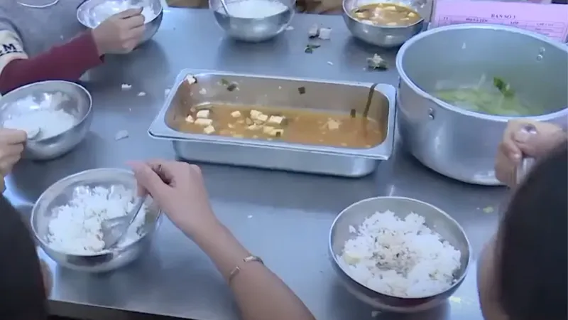 Bữa ăn của học sinh Trường Tiểu học Hoàng Thu Phố 1 mà báo chí phản ánh vừa qua