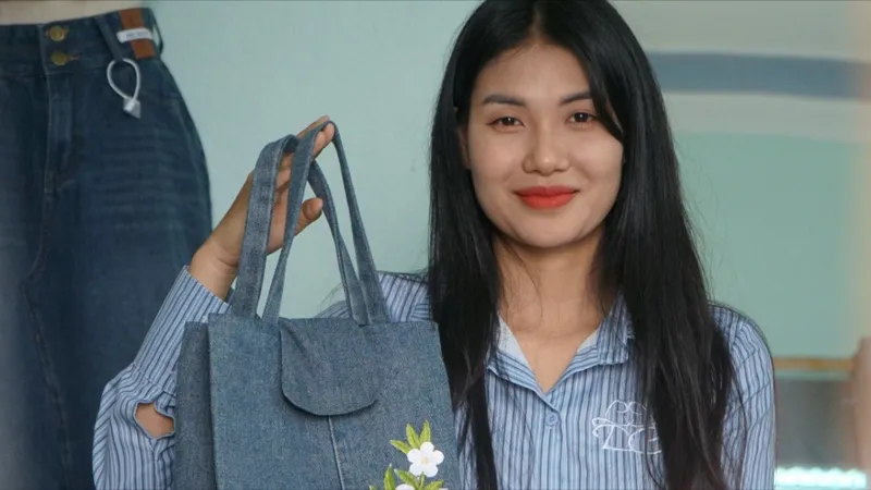 Cô gái trẻ và “vẻ đẹp tái chế”