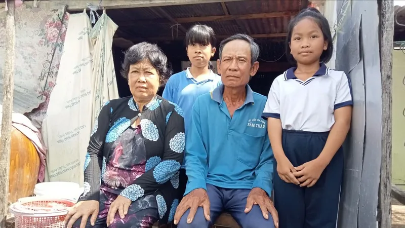 Tuổi già bệnh tật, nhặt phế liệu nuôi 2 cháu nhỏ