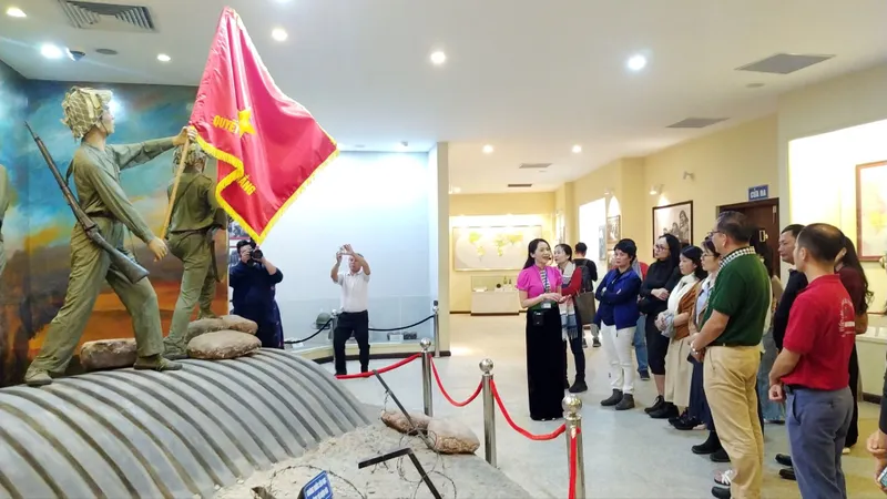 Thắp thêm tình yêu lịch sử