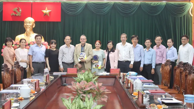 Hai chuyên gia về y tế hàng đầu của Cuba đến huyện Bình Chánh chia sẻ kinh nghiệm về y tế cộng đồng. Ảnh: THU PHƯƠNG
